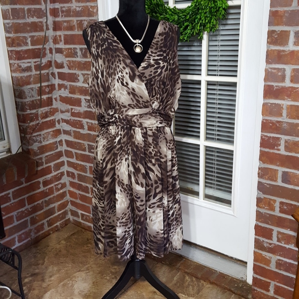 Studio I Leopard print V neck sleeveless gathered skirt sz 16 Fully lined New…